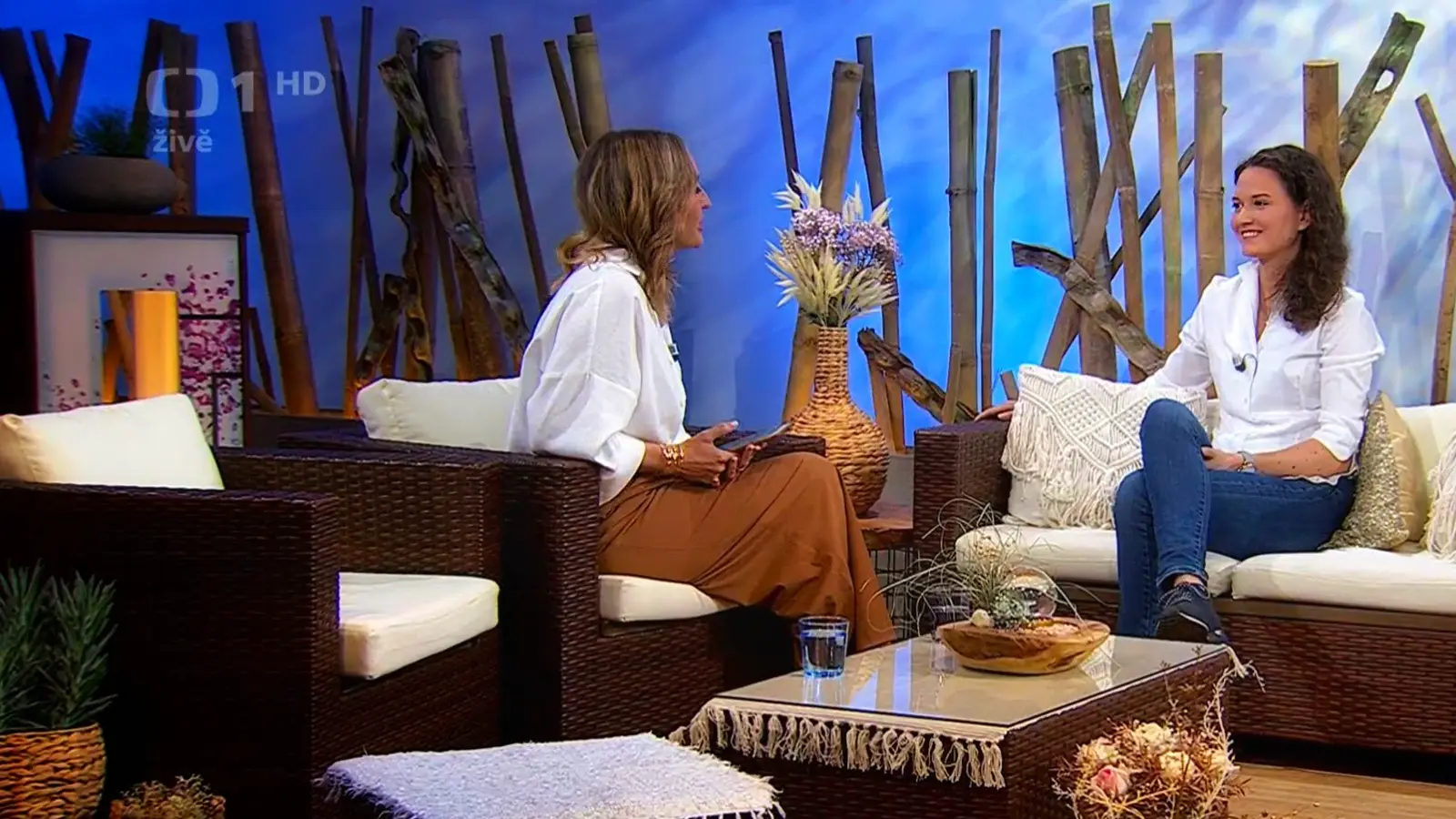 Barbora Kijasová v širším záběru během rozhovoru v pořadu Sama doma